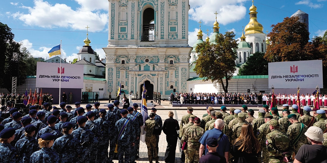 Funcionarios en una ceremonia por el Día de la Independencia en Kiev, ayer.