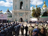 Funcionarios en una ceremonia por el Día de la Independencia en Kiev, ayer.