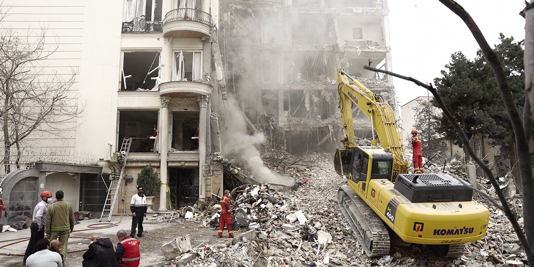 Una vista de un edificio residencial dañado por un ataque en Teherán, ayer.