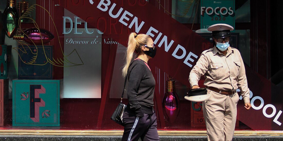 Dos mujeres pasan frente a un negocio con ofertas en el Centro Histórico capitalino, en noviembre.