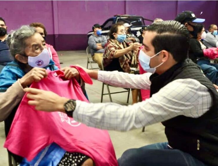 Los reencuentros son muy emotivos, pues la mayoría tiene dé-cadas sin ver a sus seres queridos.