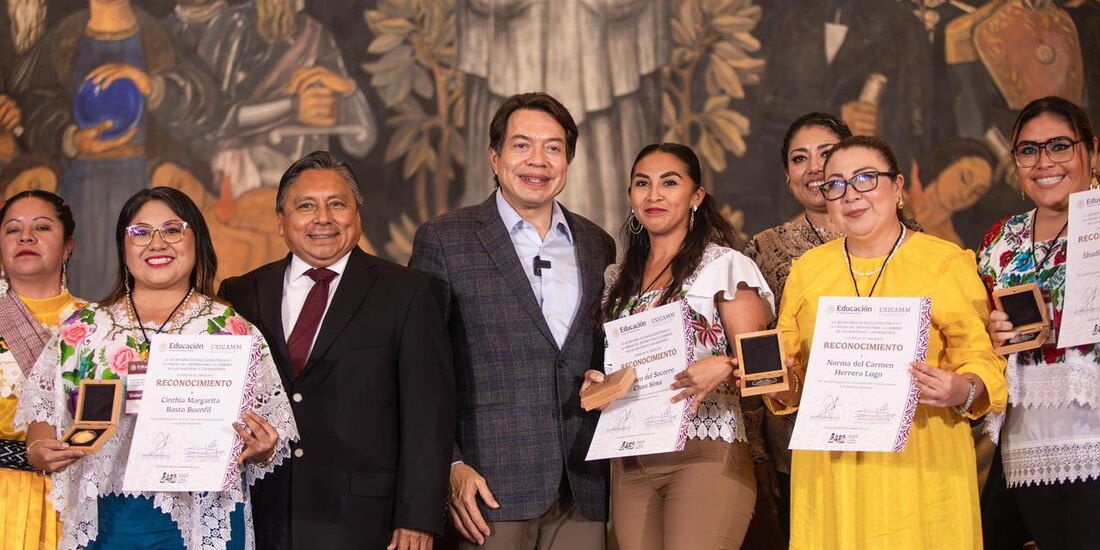 Al centro, el secretario de Educación, Mario Delgado.