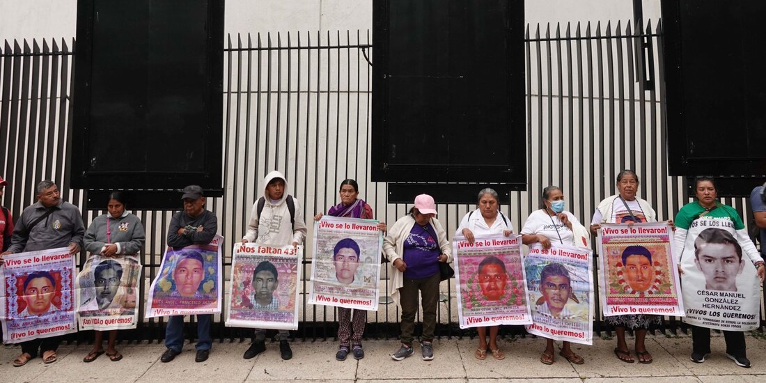 Madres, padres y normalistas de Ayotzinapa exigen justicia.