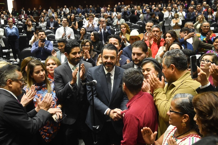 Aureliano Hernández Palacios Cardel durante su toma de protesta en la Cámara de Diputados.