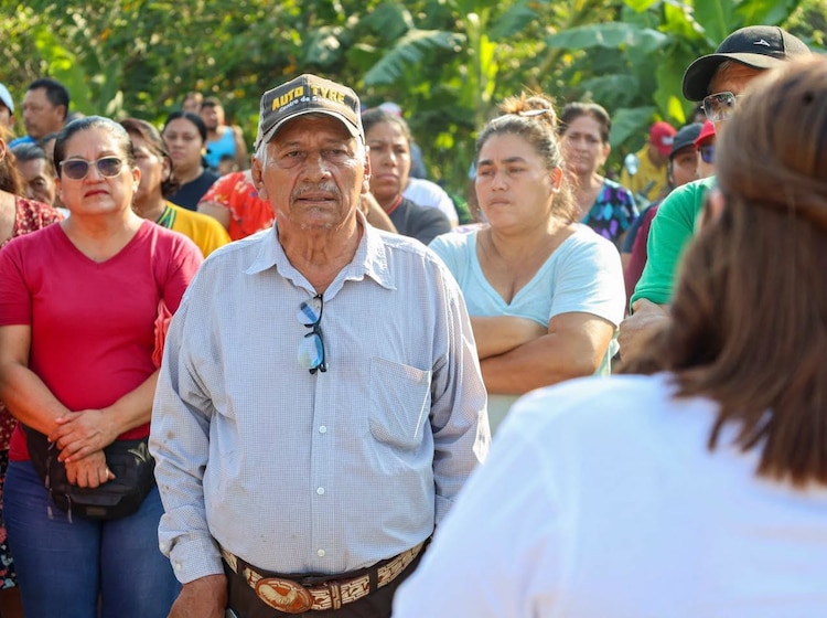 Mari Luz Velázquez, presidenta municipal de Huimanguillo, Tabasco, con un adulto mayor.