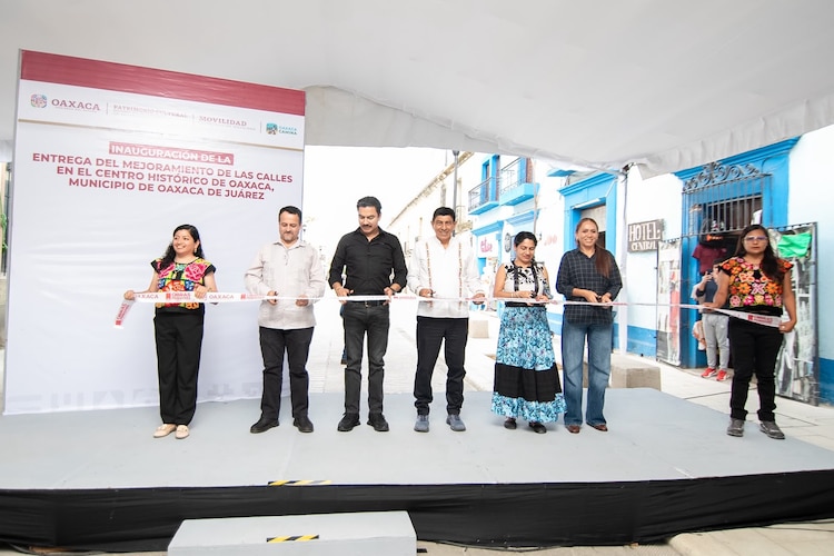 Al centro, el gobernador de Oaxaca, Salomón Jara Cruz.