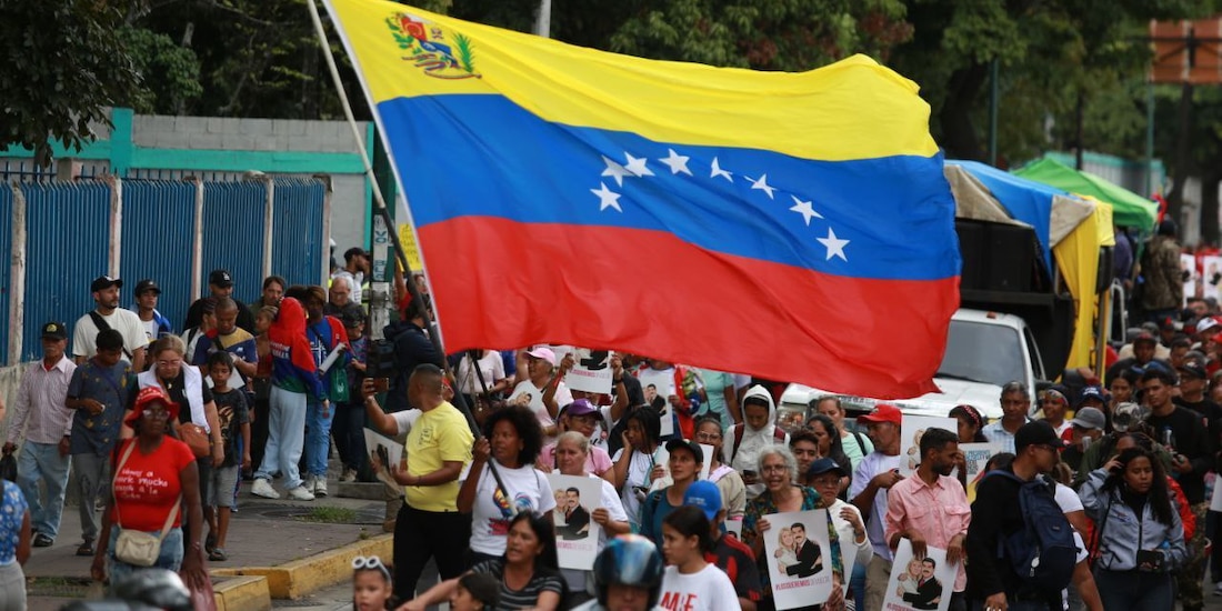 En la fotografía, venezolanos se movilizan en Caracas contra la captura de Nicolás Maduro.