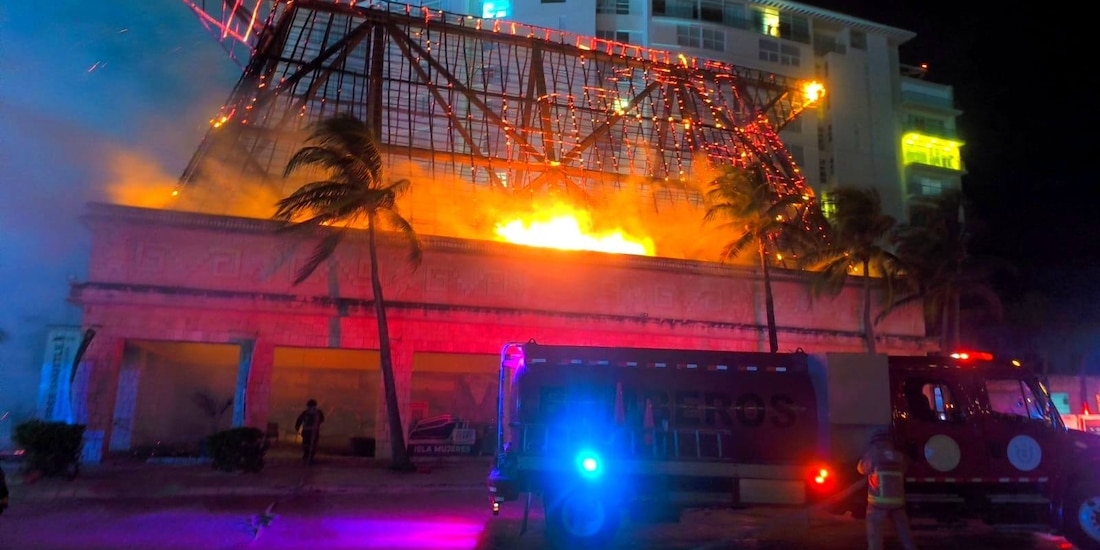 Incendio consume un inmueble en zona hotelera de Cancún, sin reporte de lesionados.