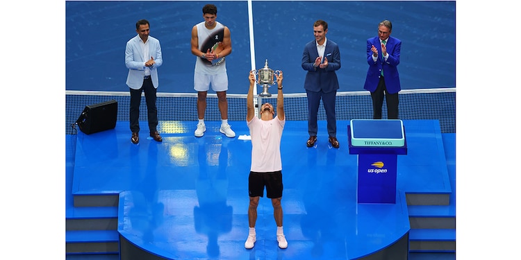 EL DE HAMBURGO levanta su trofeo
logrado en Nueva York, ayer