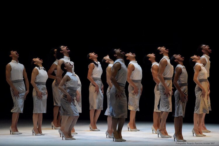 Miembros de Antares, durante una escena de la coreografía Las buenas maneras.