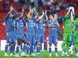 FUTBOLISTAS cementeros celebran la victoria de ayer, en el Estadio Azteca.