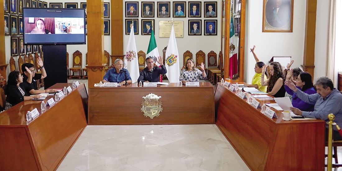 INTEGRANTES del cabildo votaron ayer por adquirir la licencia de transmisión.