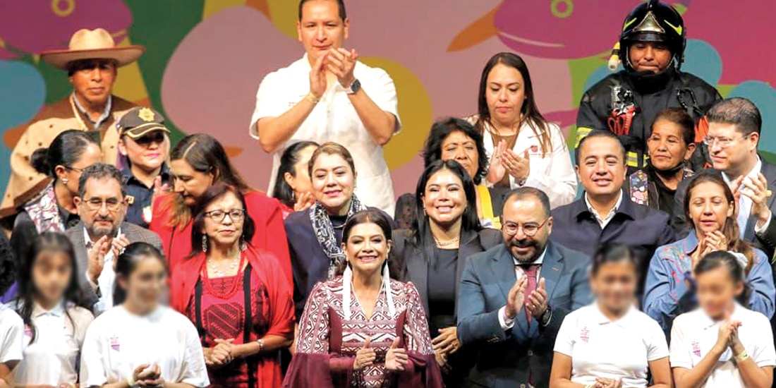 LA JEFA de Gobierno, ayer, en el Auditorio Nacional, con invitados y funcionarios clave de su Gobierno