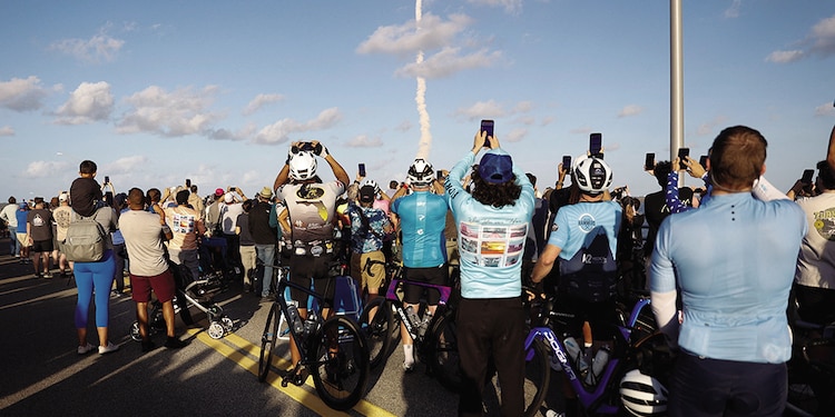 La gente se reúne el día del lanzamiento del cohete lunar en Titusville, Florida.