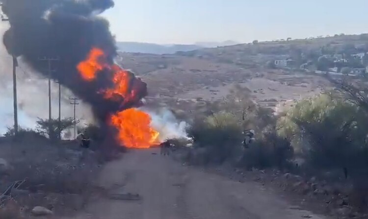 Reportan tres heridos tras explosión de ducto de Pemex.