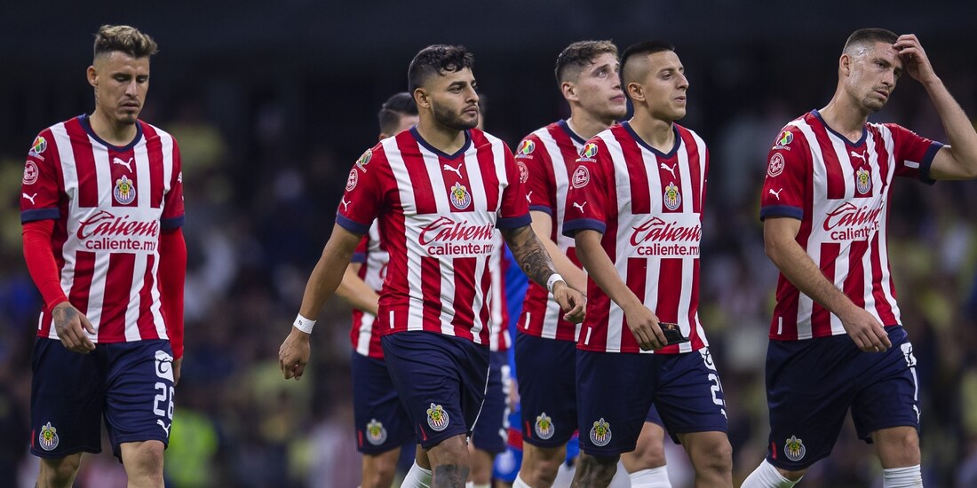 Futbolistas de Chivas después de una derrota en el Torneo Apertura 2022 de la Liga MX.