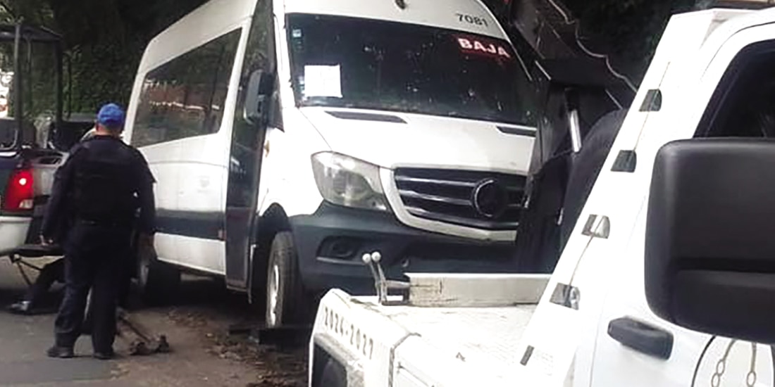 Autoridades retiran un vehículo abandonado en la alcaldía, este año.