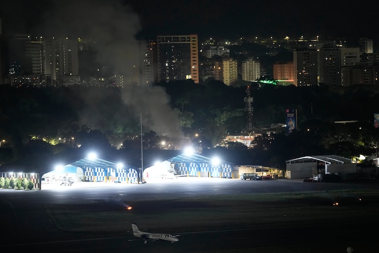 Ataque al aeropuerto militar de La Carlota en Caracas, Venezuela, el sábado 3 de enero de 2026.