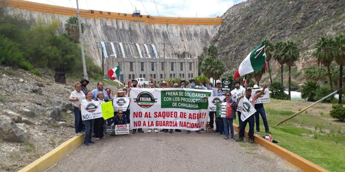 Integrantes del Frente AntiAMLO afuera de la presa La Boquilla.