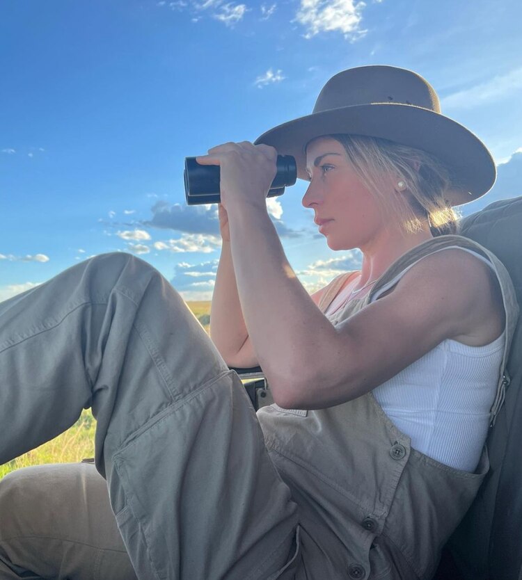 Ludwika Paleta buscando a quien le abrió su maleta