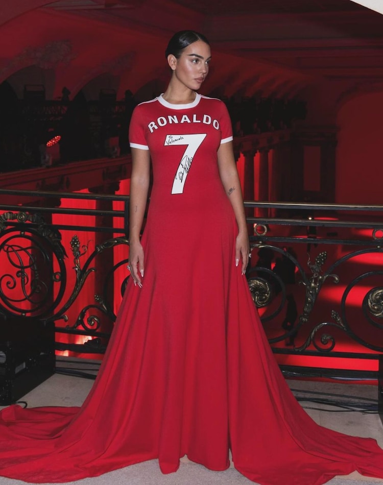 Georgina Rodríguez lució un vestido inspirado en Cristiano Ronaldo en la Semana de la Moda en París.