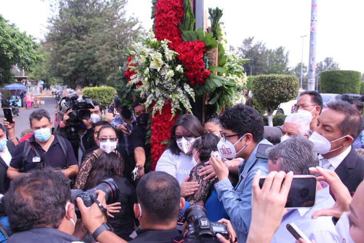 Memorial a víctimas de L12 frente a tramo colapsado