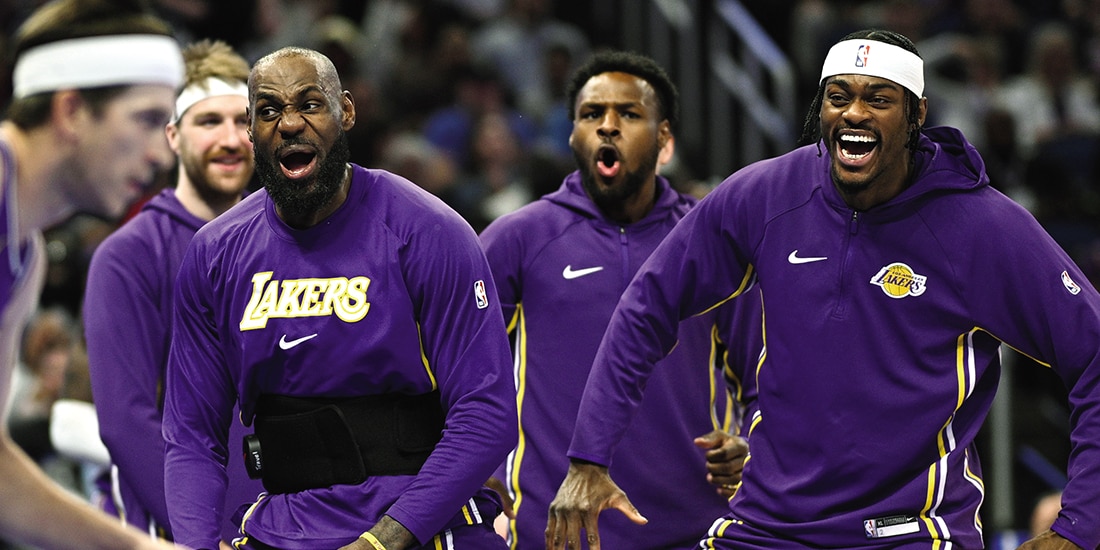 BASQUETBOLISTAS de los Lakers celebran uno de sus triunfos durante el pasado fin de semana.