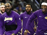 BASQUETBOLISTAS de los Lakers celebran uno de sus triunfos durante el pasado fin de semana.