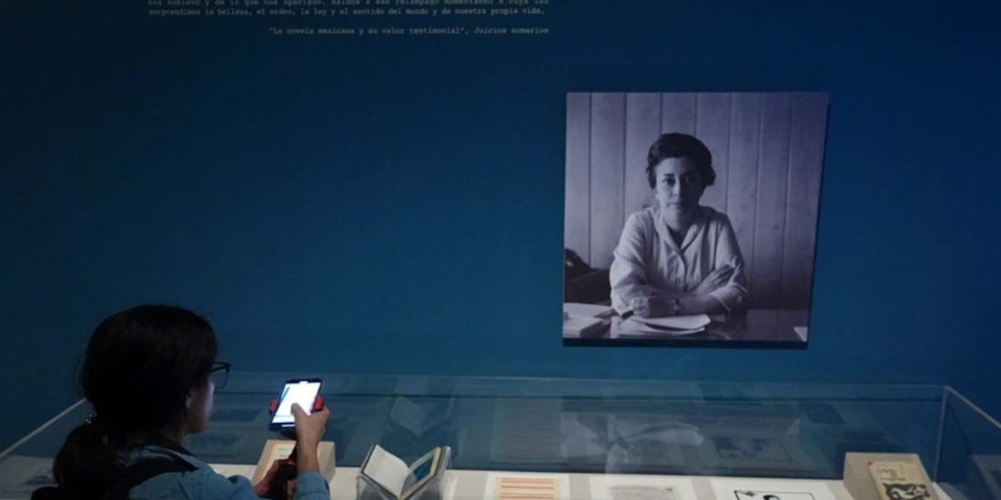 La muestra se divide en cuatro núcleos temáticos y abarca desde 1925 hasta 1974. Hay cartas, fotos, objetos personales, primeras ediciones y grabaciones.