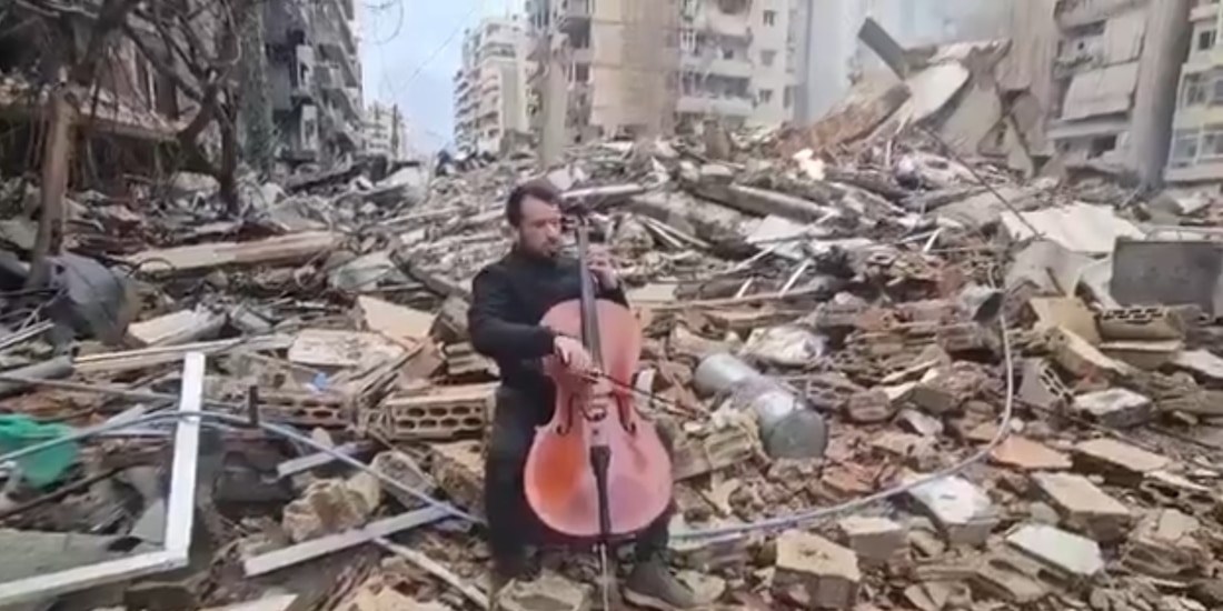 Violonchelista libanés Mehdi El Sahili interpreta pieza en medio de las ruinas de Beirut.