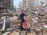 Violonchelista libanés Mehdi El Sahili interpreta pieza en medio de las ruinas de Beirut.