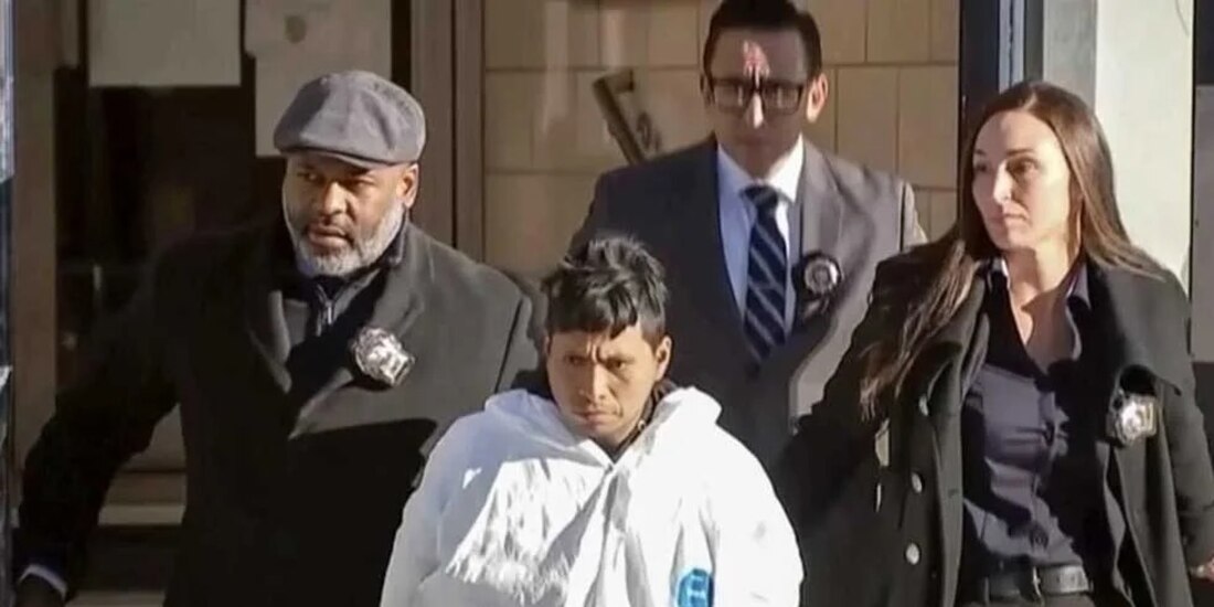 El acusado al ser resguardado por las autoridades.