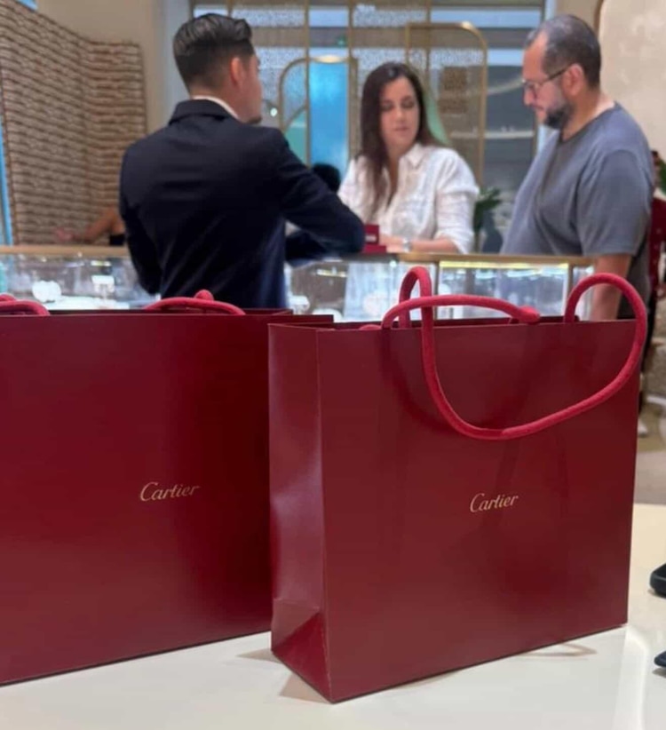 José Ramón López Beltrán y su esposa, captados en una tienda de Cartier.