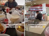 Joven se sienta a comer alejado de su familia porque llevaron tortillas a un KFC