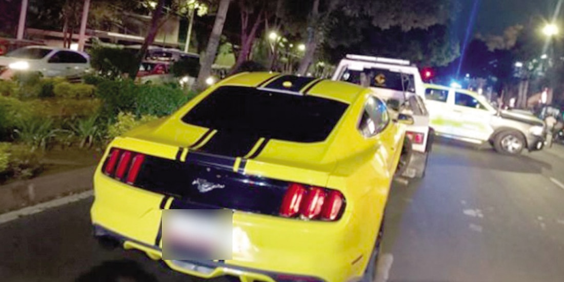Elementos de Tránsito retiran un automóvil Mustang que participaba en los arrancones, la madrugada del domingo.