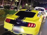 Elementos de Tránsito retiran un automóvil Mustang que participaba en los arrancones, la madrugada del domingo.