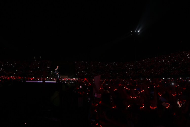 A los fans se les dio una pulsera que se iluminaba.