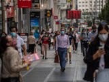 Un grupo de personas camina en una calle de Madrid, España, el 17 de septiembre.