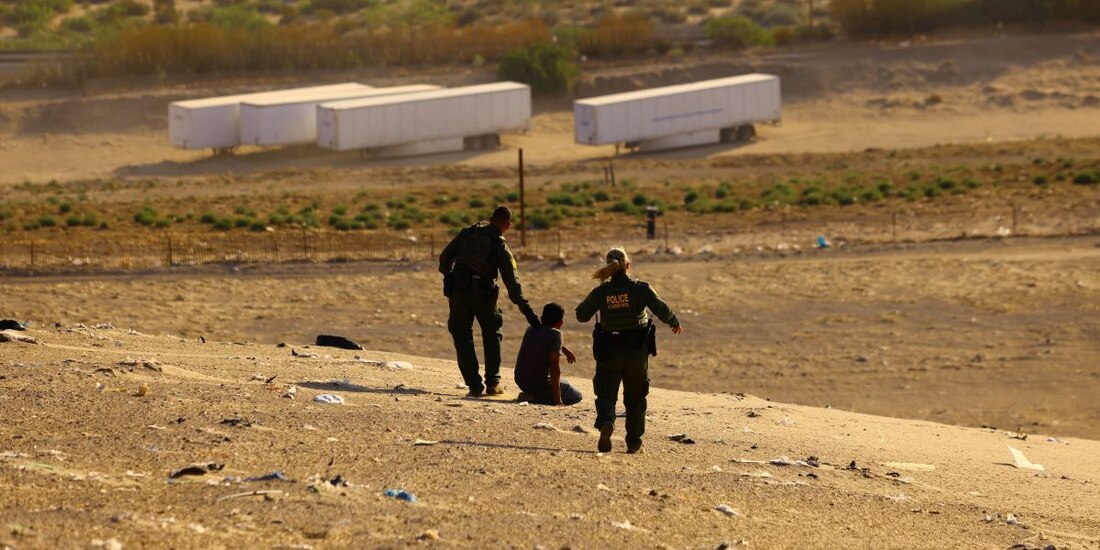 Migrantes en la frontera de México con Estados Unidos.