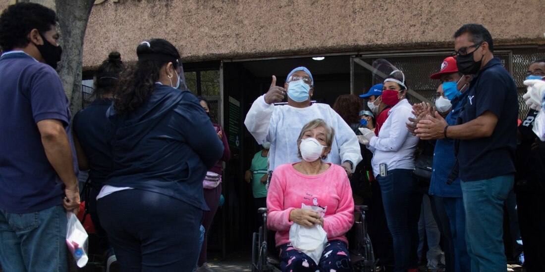Con aplausos, personas de la tercera edad son dadas de alta tras superar el COVID-19 en el Hospital de Infectología de la Raza.