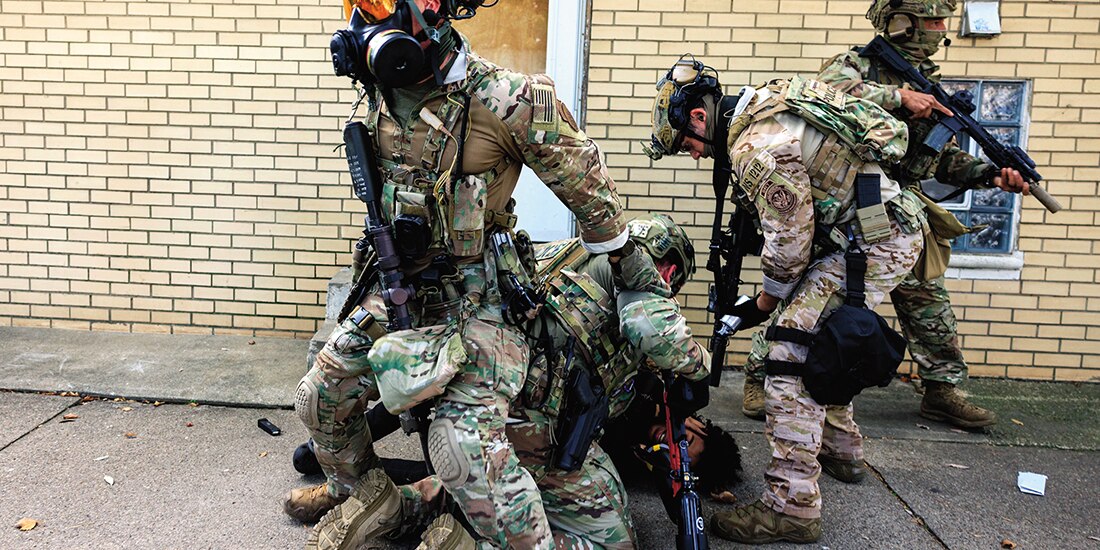 Funcionarios del gobierno detienen a un manifestante en Chicago, el 14 de octubre.