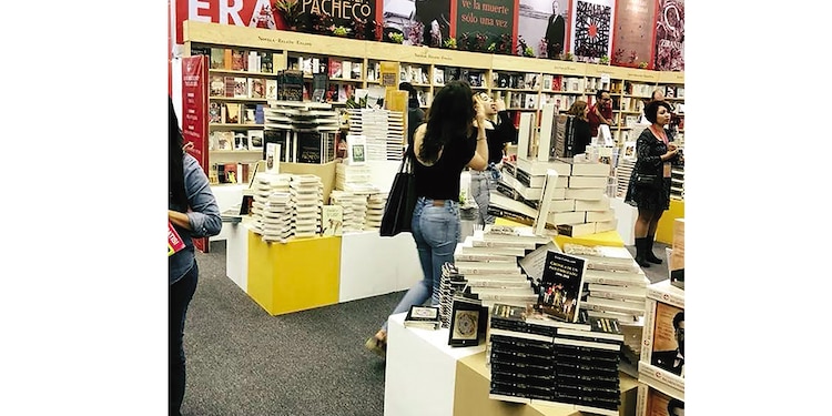 Stands de editoriales independientes en diversas ferias del libro.