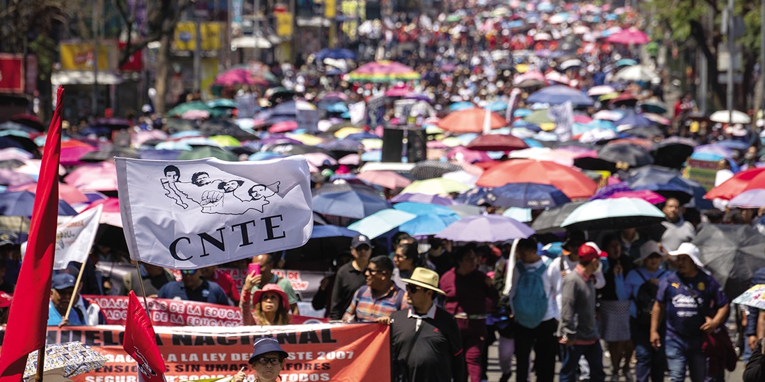 MAESTROS de la CNTE, ayer, en Reforma
