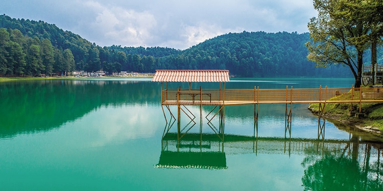 Observa con detenimiento el Lago de Zirahuén, ya que es de origen volcánico. Científicamente está catalogado como uno de los más jóvenes de todo México.