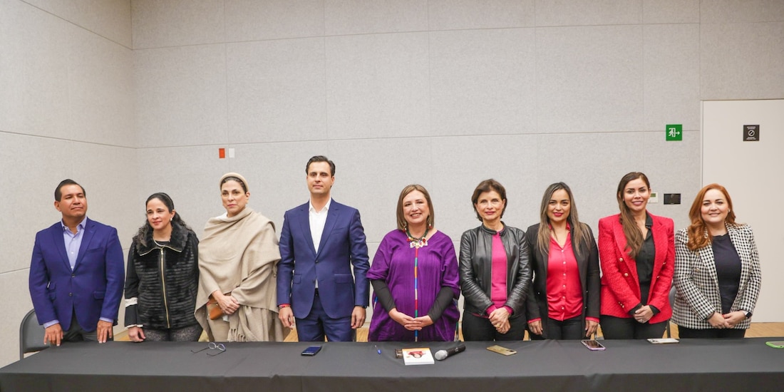 Conferencia de prensa de Xóchitl Gálvez (centro).