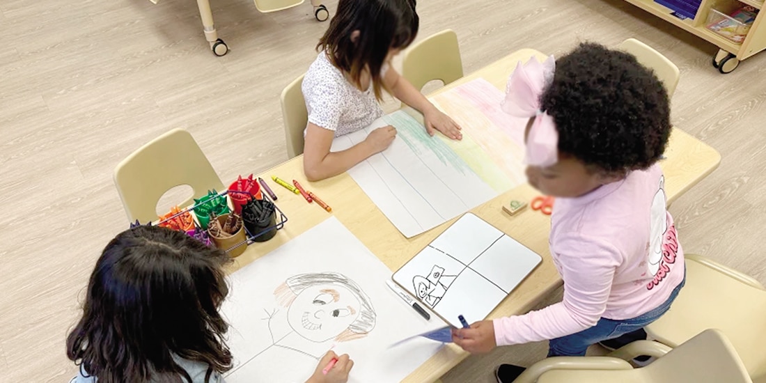 Niños dibujan en un centro de cuidado infantil en Albuquerque, en foto de archivo.