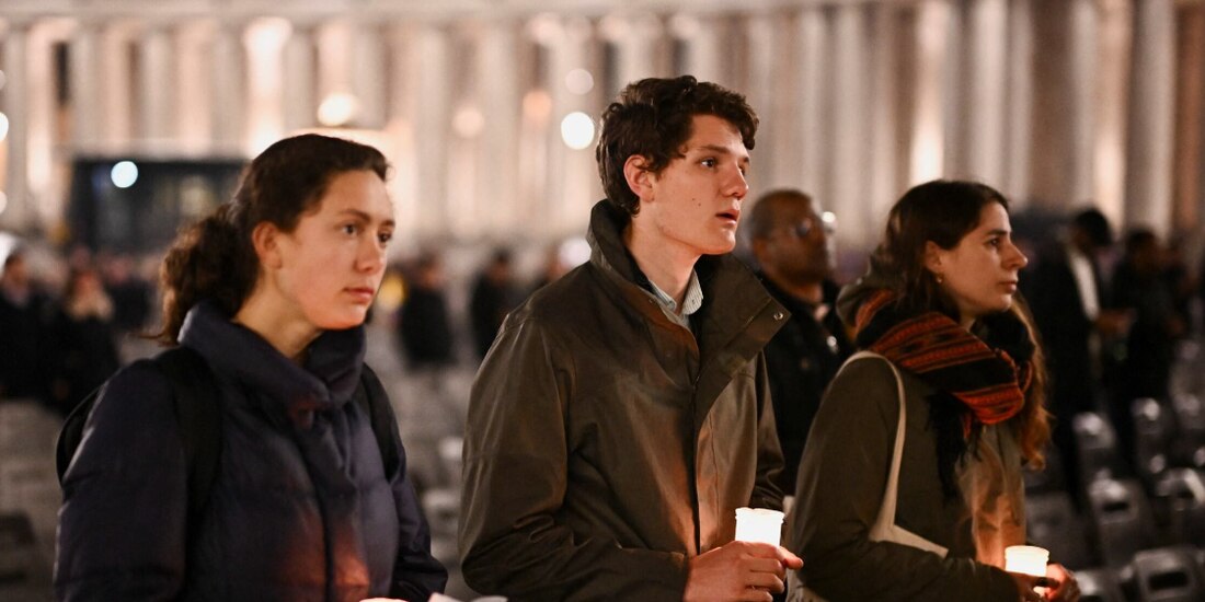 Con veladoras, decenas de feligreses se reúnen en la Plaza de San Pedro para orar por el Pontífice, ayer.