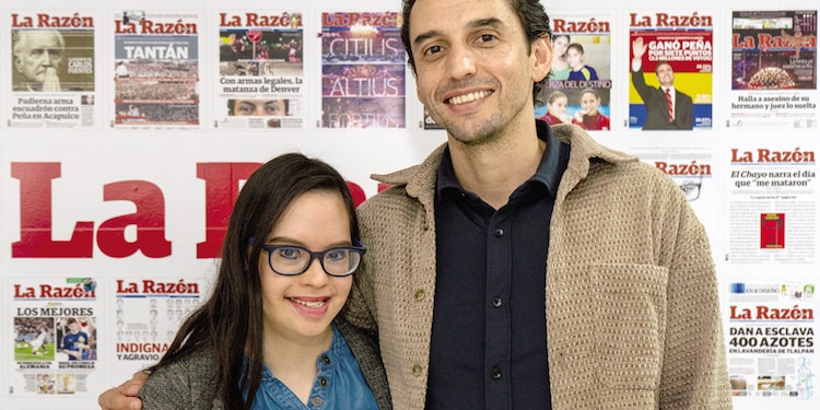 La actriz Mónica Arce y su hermano Juan, ayer tras la entrevista.