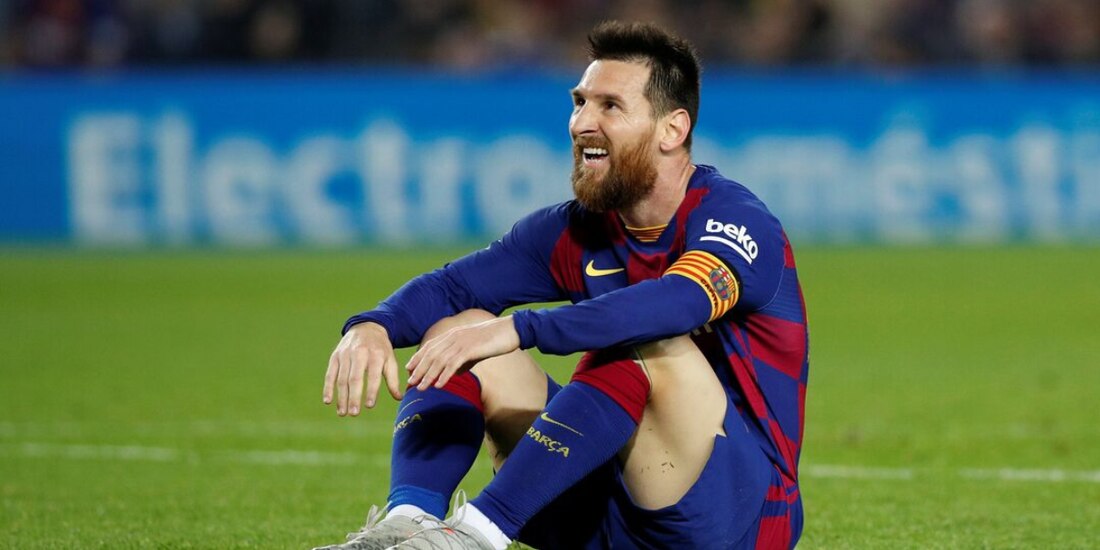 Lionel Messi en el césped del Camp Nou en Barcelona, España Foto: Reuters