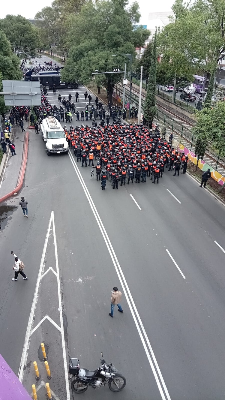 La SSC-CDMX despliega cuerpo antimotines para contener marcha de la CNTE.